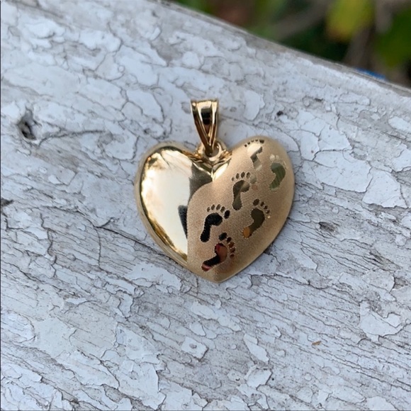 Jewelry - 14K good footprints in the sand heart pendant brand new last one